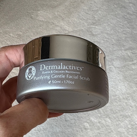 Dermalactives Silver Purifying Facial Scrub - Picture 1 of 6